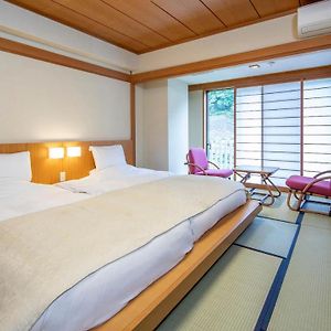 Zimmer im Japanischen Stil mit zwei Einzelbetten im oberen Stock